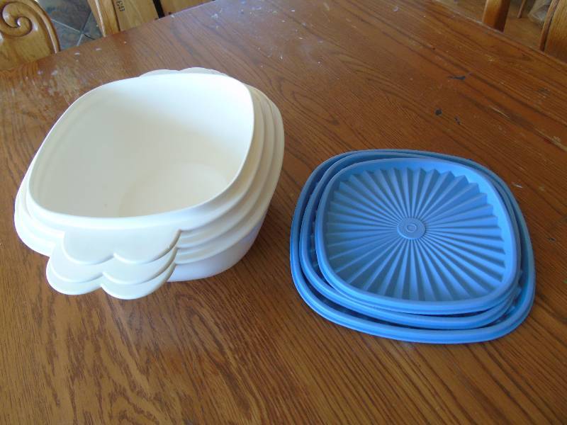 lot 32 image: Set of 3 Tupperware Mixing Bowls