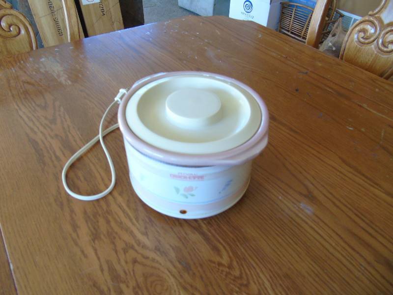 lot 33 image: 1 Quart Crockette