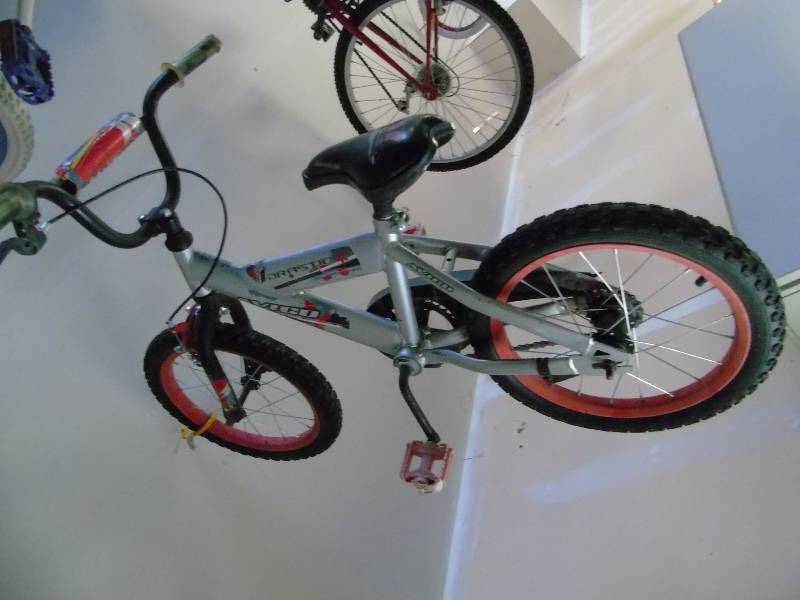 lot 61 image: Small Avico bike