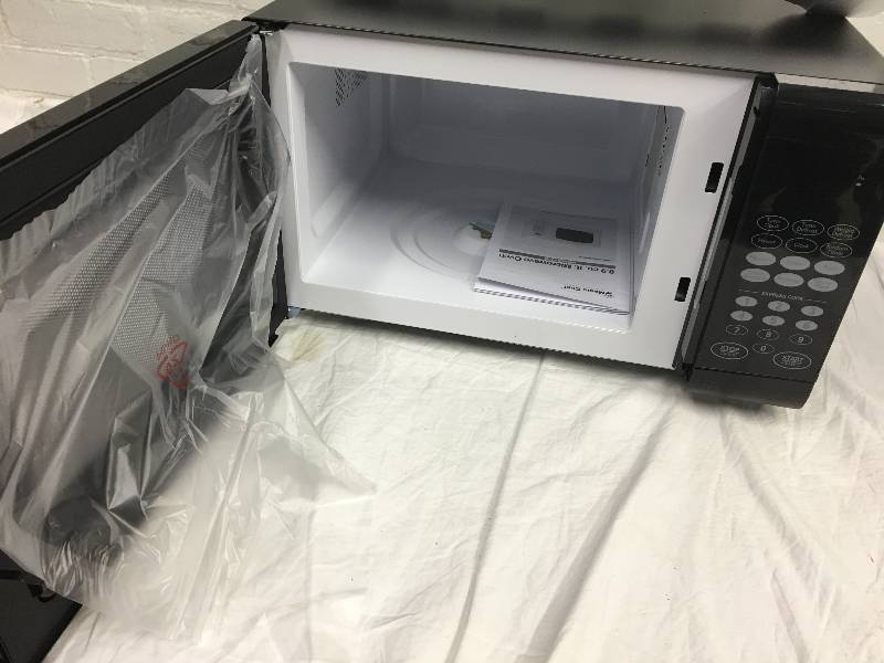 Magic Chef 0.9 cu. ft. 900-Watt Microwave Oven retail $120