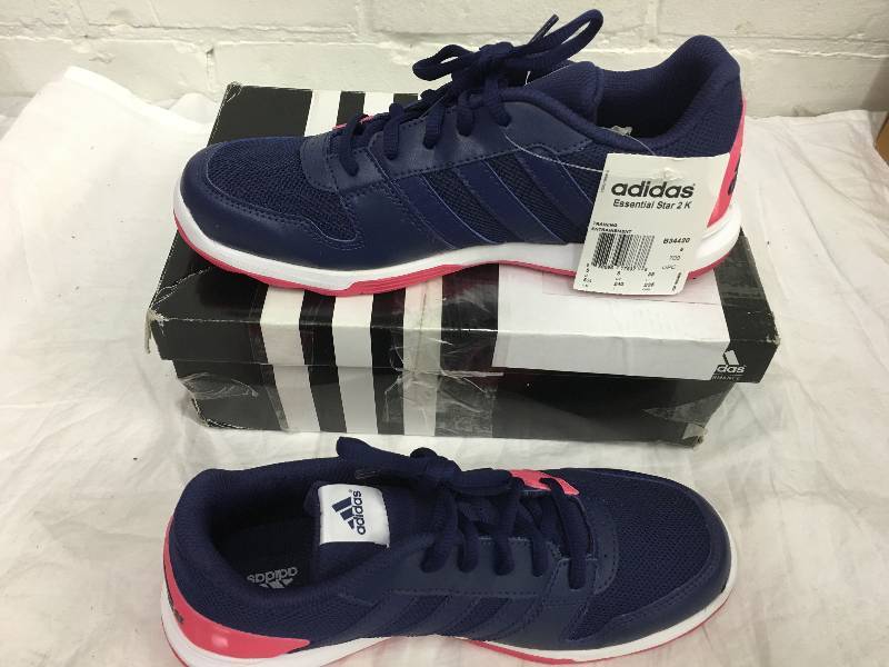 adidas kids Essential Star Running Shoe size 5.5