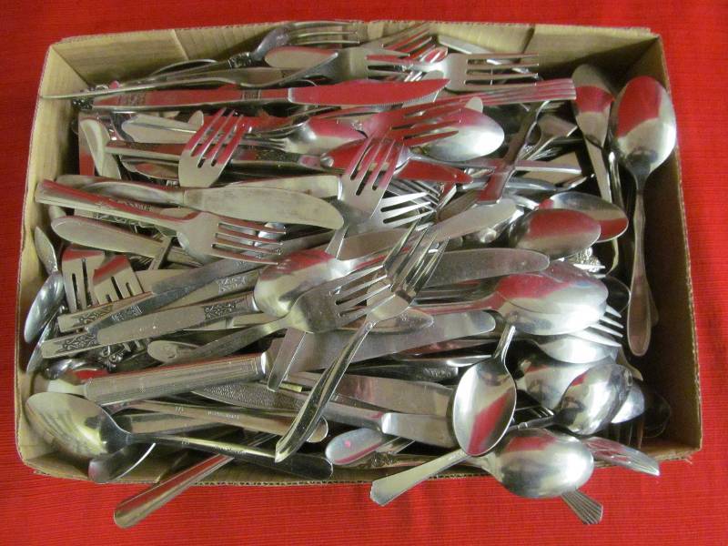 lot 5 image: silverware