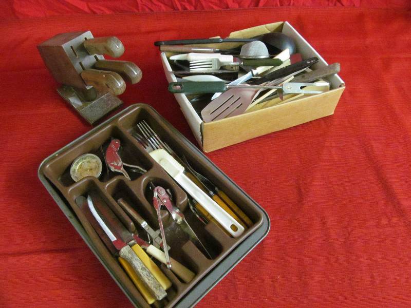 lot 6 image: kitchen utensils