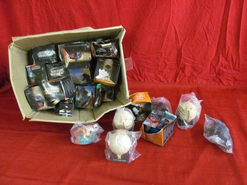 lot 11 image: Star Wars items