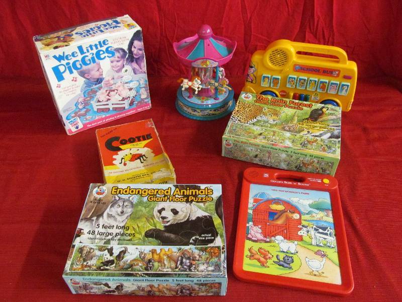 lot 16 image: vintage toys