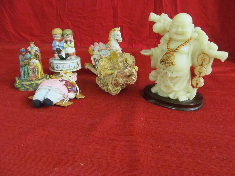 lot 18 image: Knick knacks