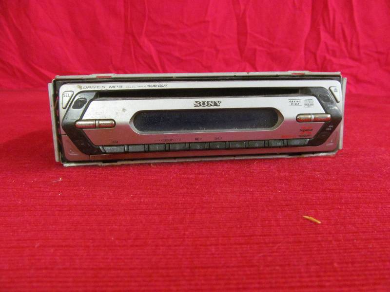lot 21 image: auto cd player
