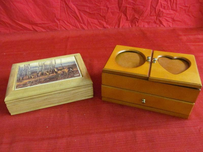 lot 34 image: jewelry boxes