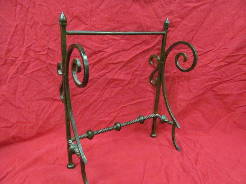 lot 84 image: towel holder