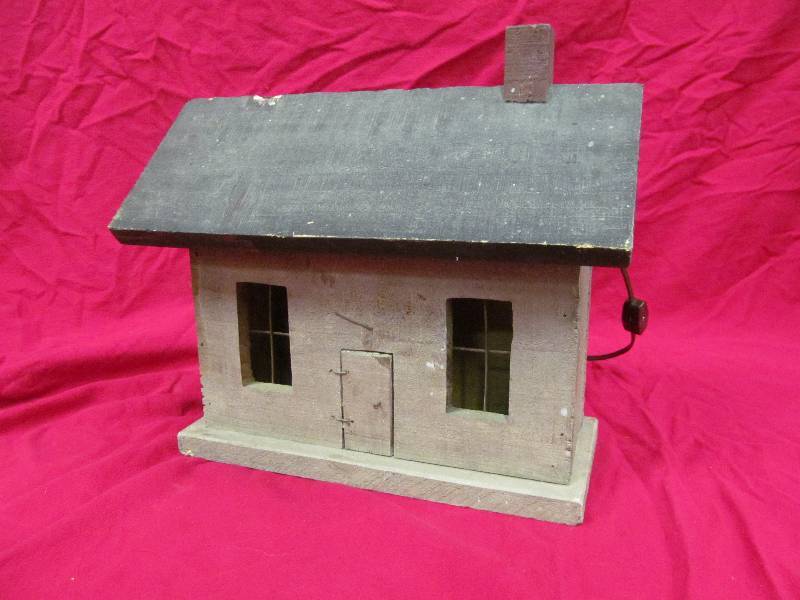 lot 107 image: light birdhouse