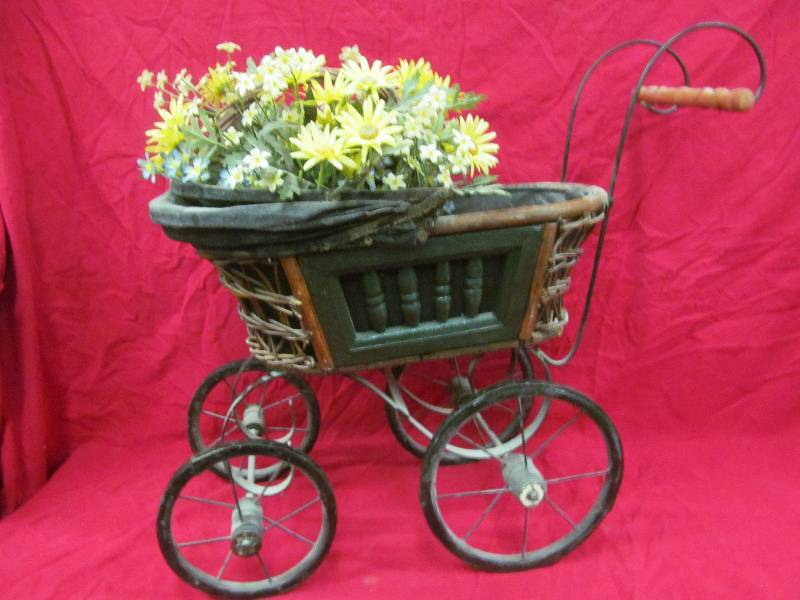 lot 140 image: Buggy Planter