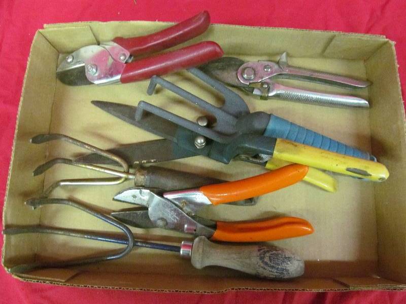 lot 147 image: Garden Tools