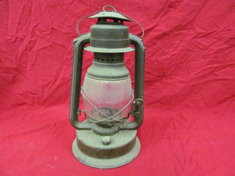 lot 164 image: Lamp