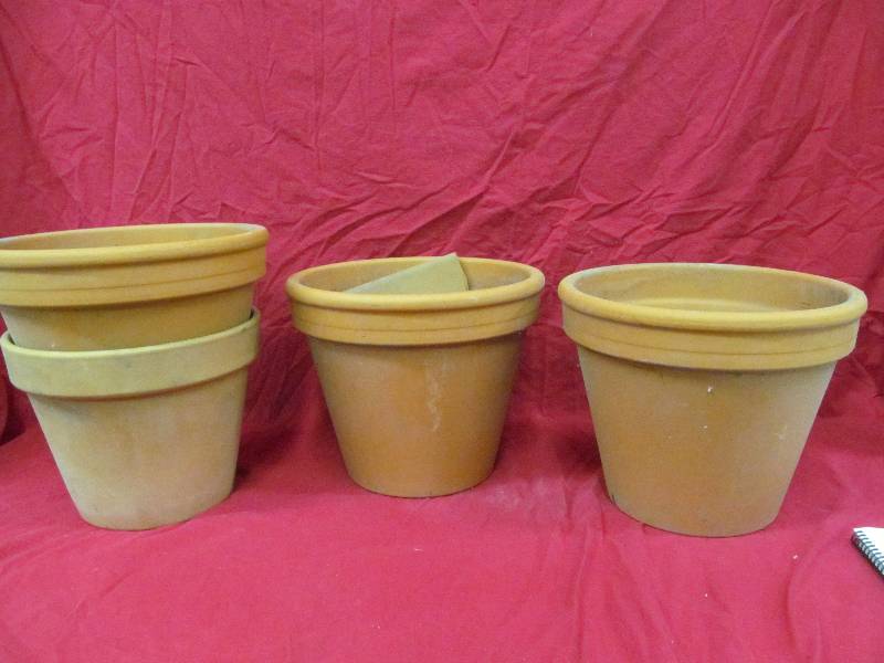 lot 183 image: Clay Pots
