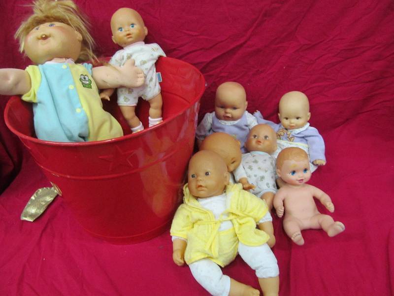 lot 210 image: DollsBucket