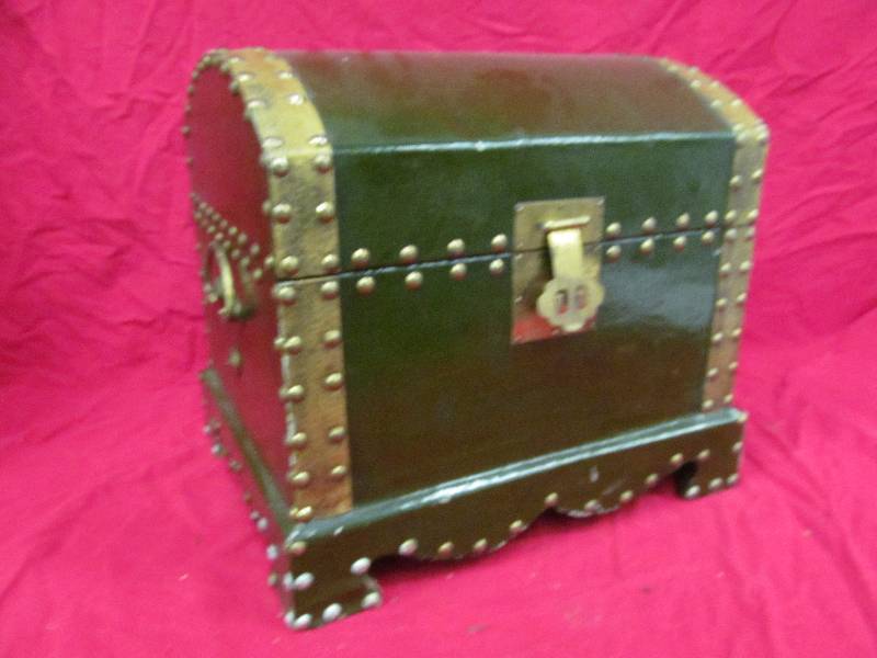 lot 227 image: Chest