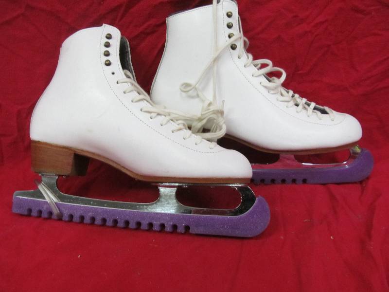 lot 228 image: Skates