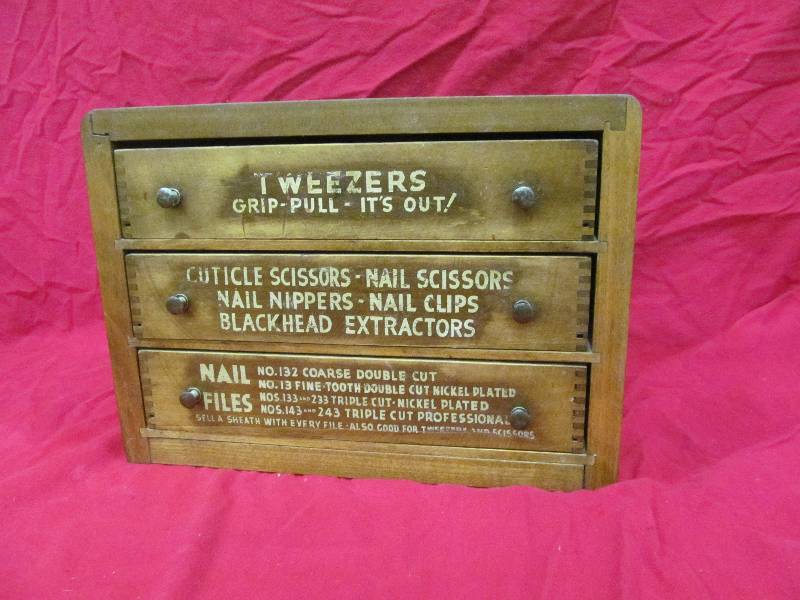 lot 231 image: Wood Box