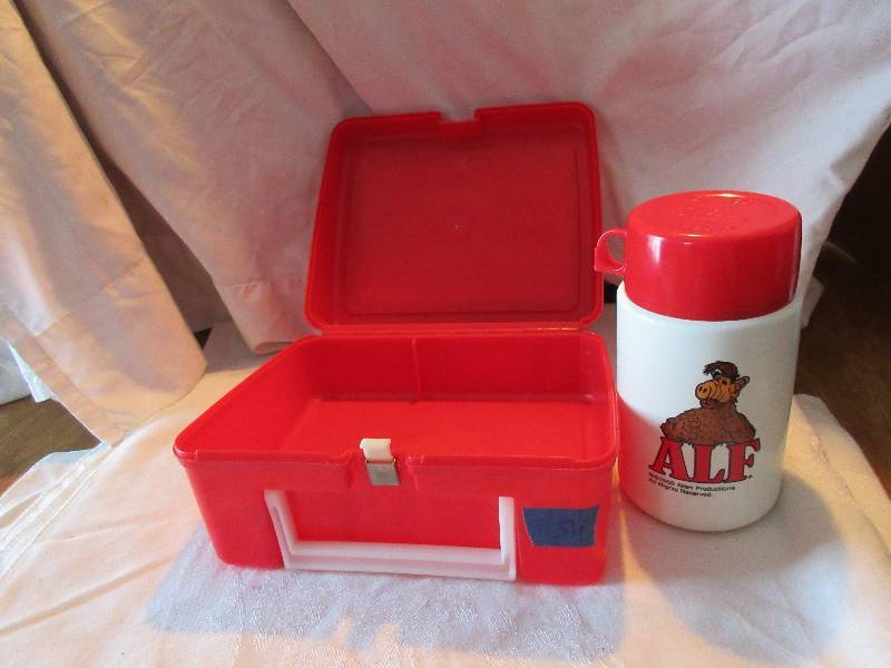lot 75 image: plastic alf lunch pail