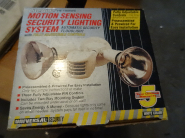 Motion sensing security lighting system