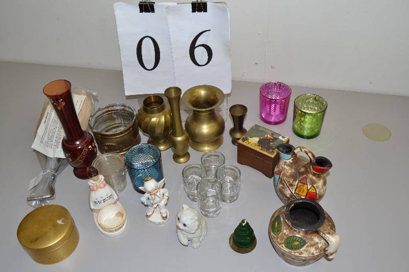 lot 6 image: Misc collectibles