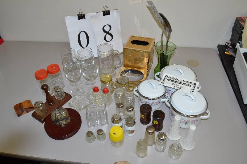 lot 8 image: Misc collectibles