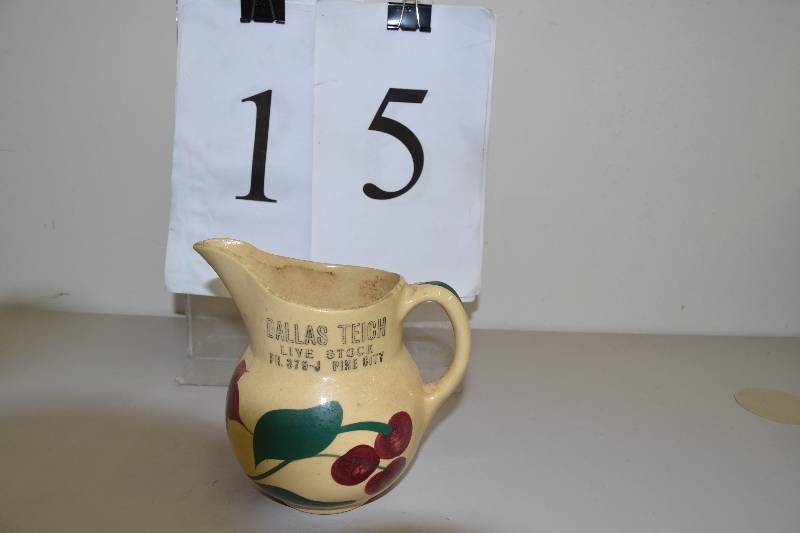 lot 15 image: Watts Pottery