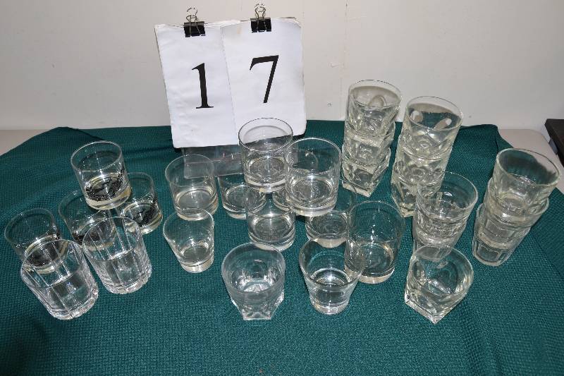 lot 17 image: Glassware