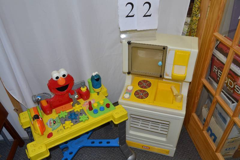 lot 22 image: Toys