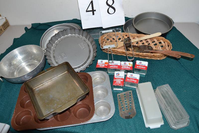 lot 48 image: Kitchen items