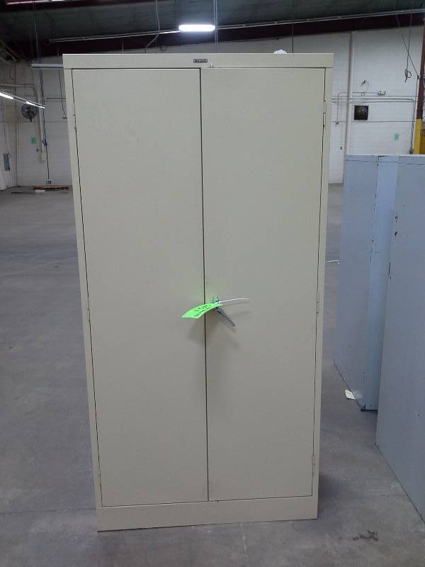 Metal cabinet, with shelves