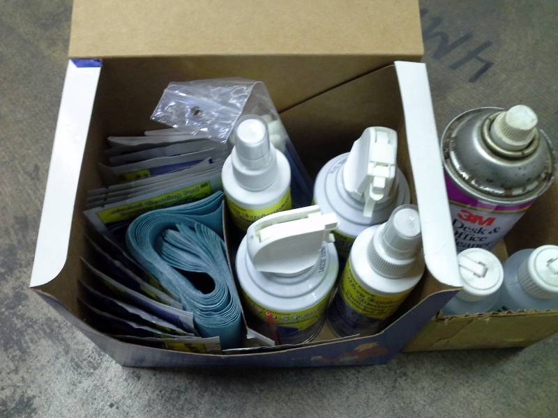 Deluxe cleaning kit with duster