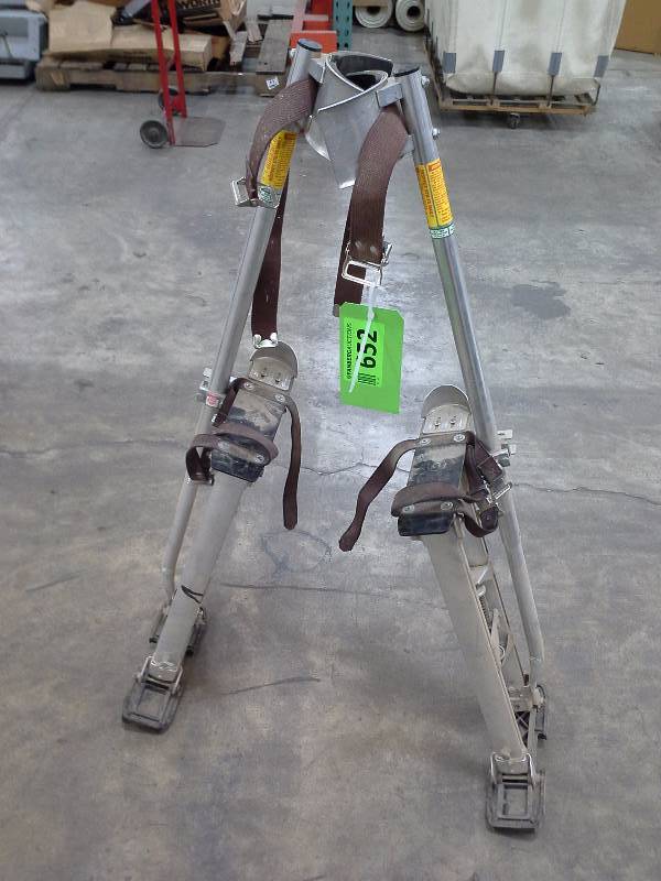 Pair of drywall stilts