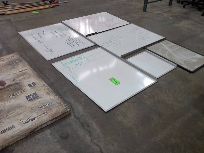 Lot of wall hangings, white boards