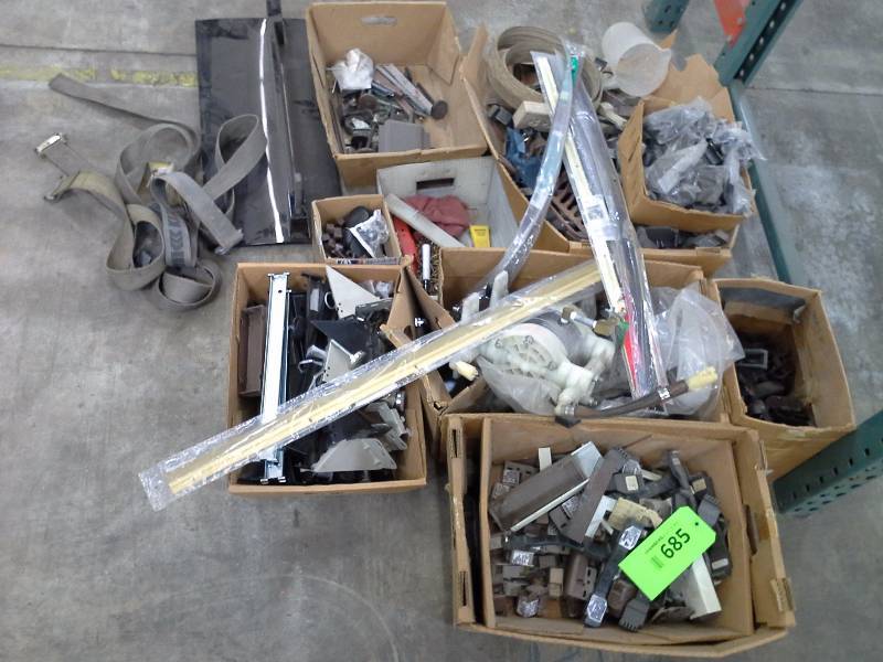 Miscellaneous lot, pump, straps
