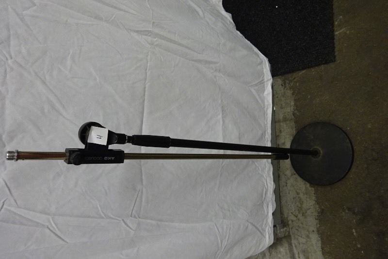 lot 11 image: AKG Round base