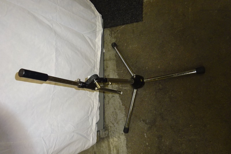 lot 15 image: Yorkville Tripod