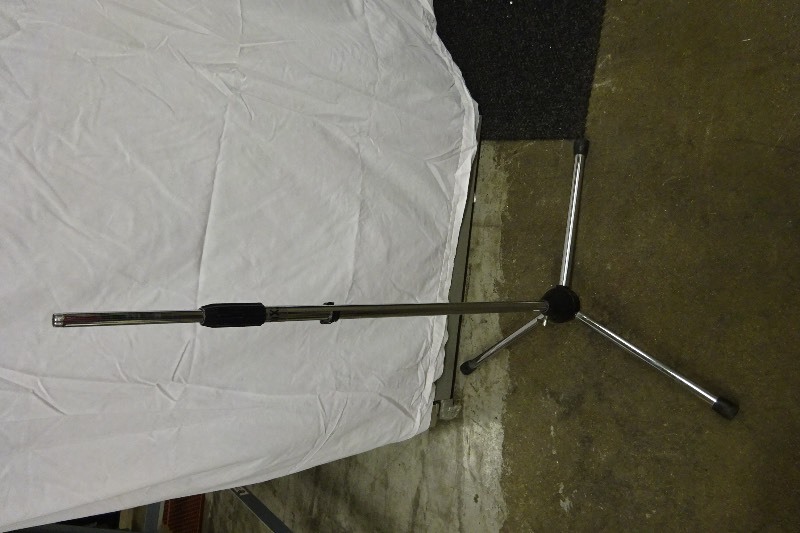 lot 17 image: Tronix Tripod