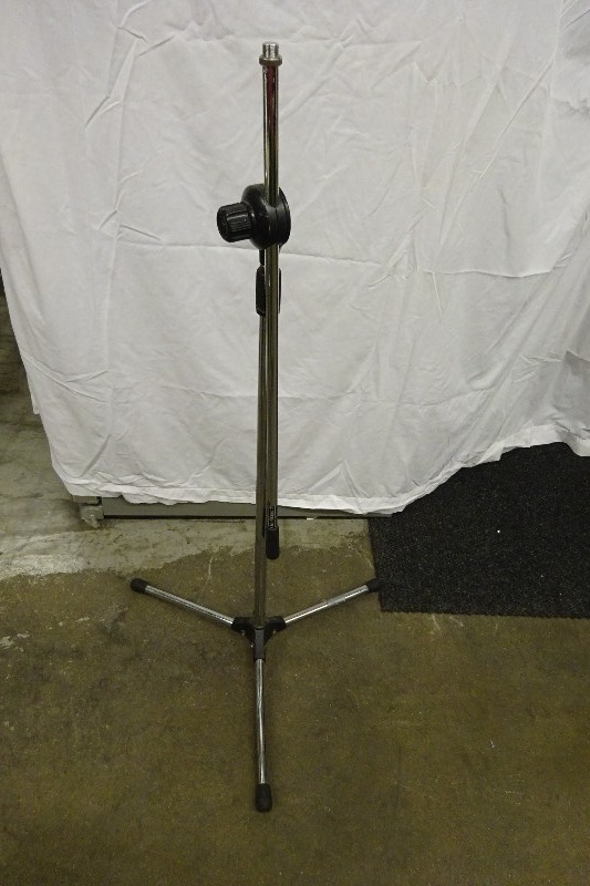 lot 19 image: On Stage Tripod
