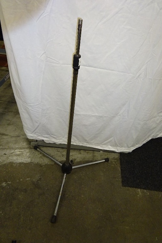 lot 20 image: On Stage Tripod