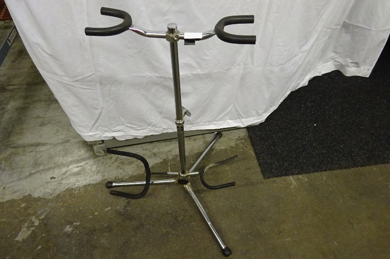 lot 25 image: Suspenders Double Guitar Stand