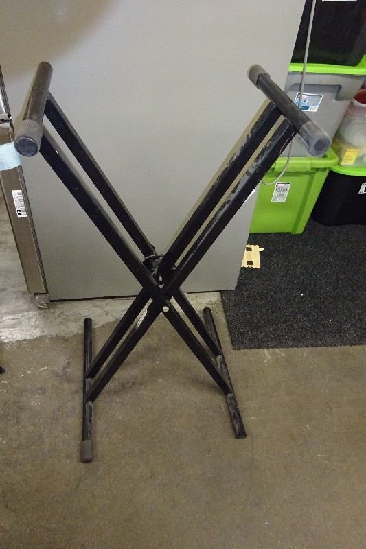 lot 68 image: Keyboard Stand Single Tier