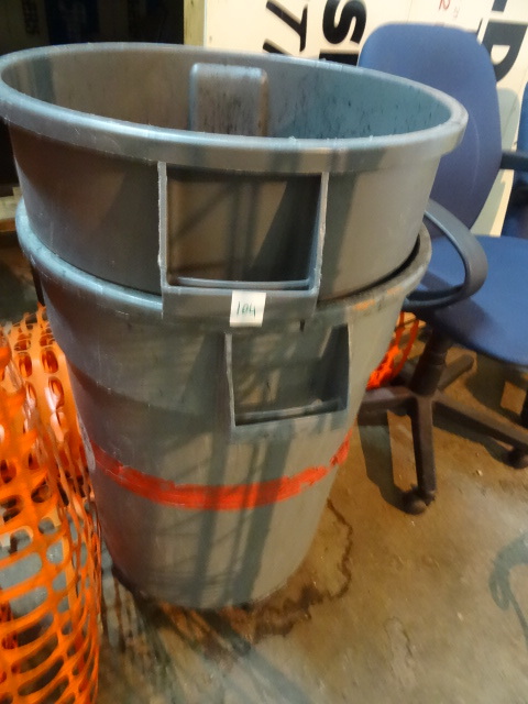 Rubbermaid 32 Gal. Trash Cans
