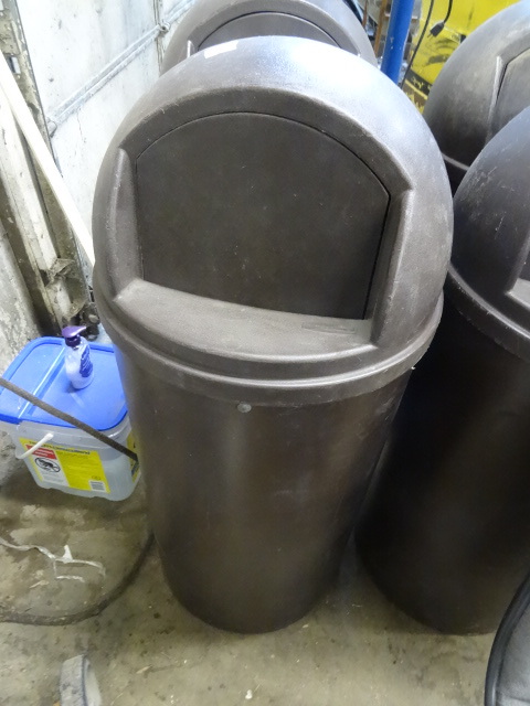 Garbage Can with Removable Cover