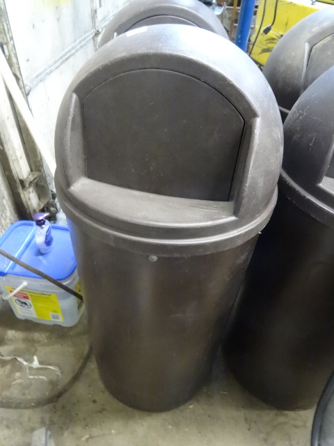Garbage Can with Removable Cover
