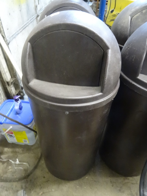 Garbage Can with Removable Cover