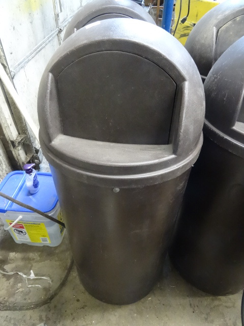 Garbage Can with Removable Cover