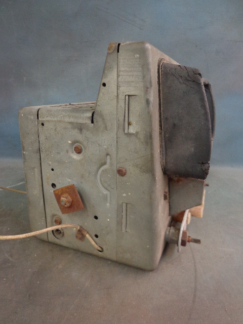 lot 11 image: Vintage Car Radio