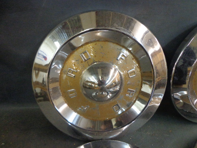 lot 13 image: 4 Ford Hubcaps