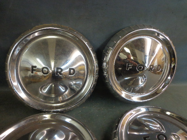 lot 15 image: Ford Hubcaps 9 12 Dia.